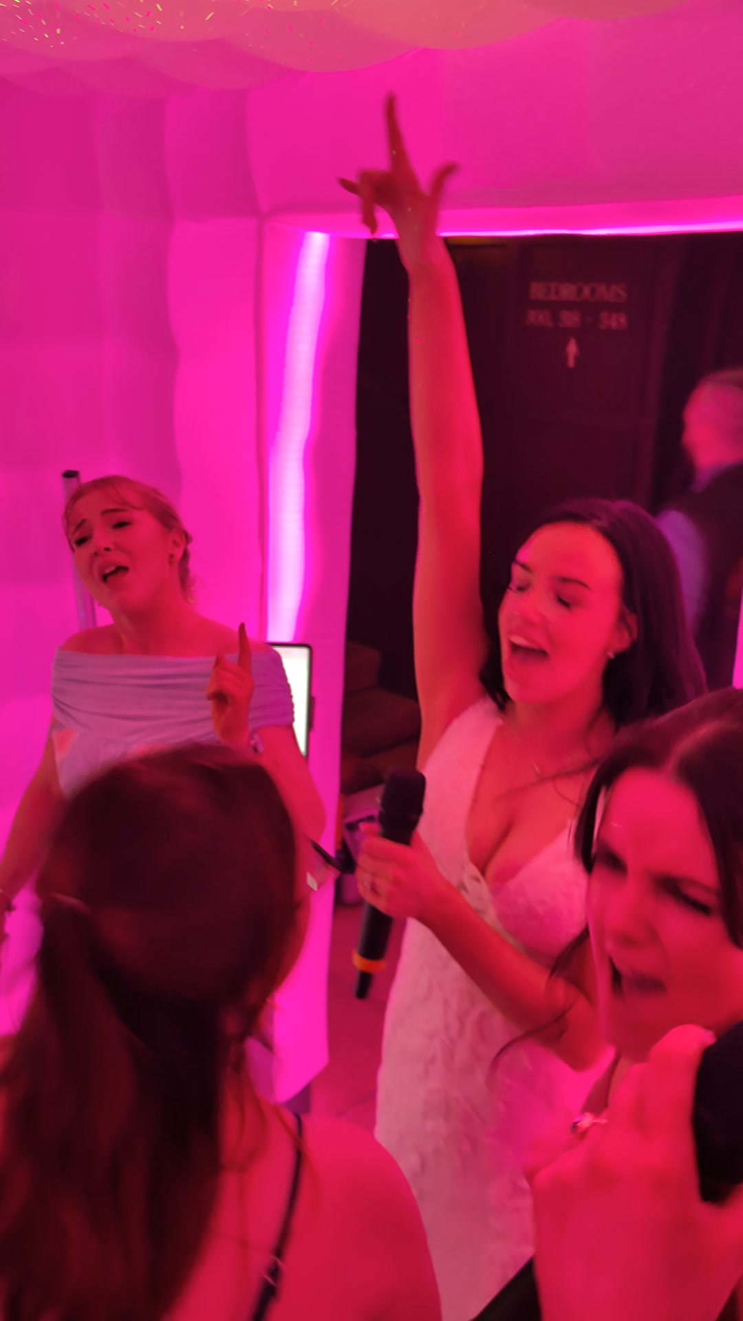 How epic would this be at your wedding! 😱 Karaoke Booth