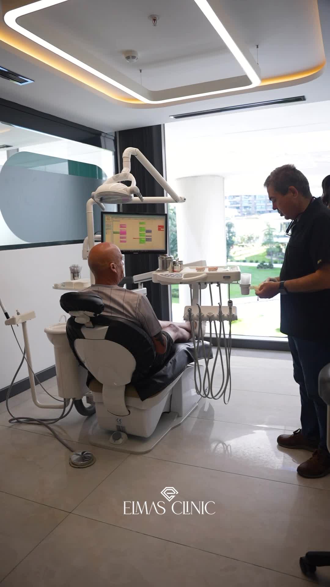 Elmas Clinic Cosmetic Dentist ad creative