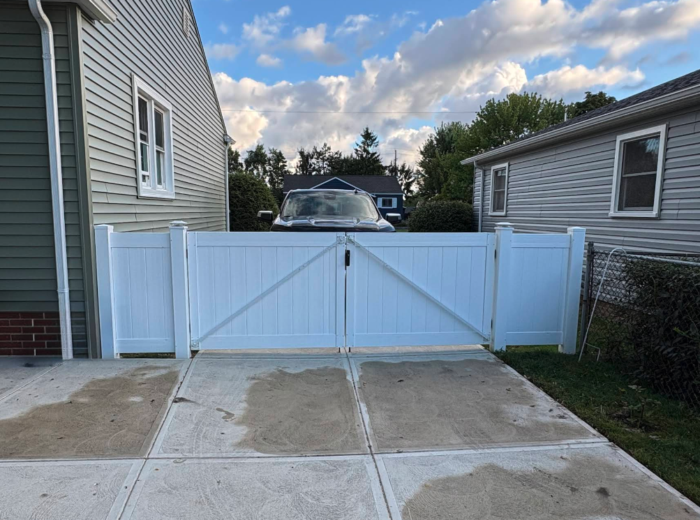 👉 10% Off Materials - Vinyl Privacy Fence