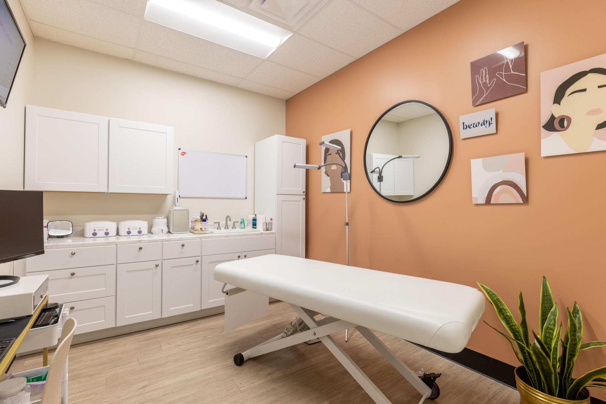 NEW! Salon suite rentals 🔑 Book a tour todays