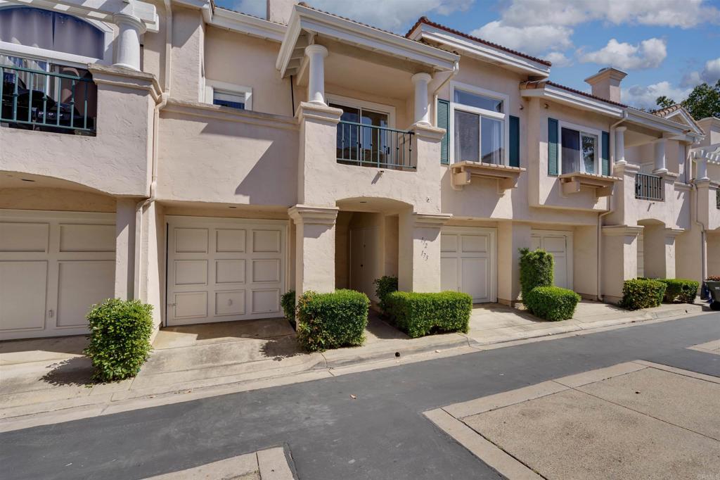 MO "The Queen Bee of Realty" Real Estate Agent ad creative